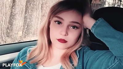 Nena sexy chupa alegremente a tarxeta de desconto